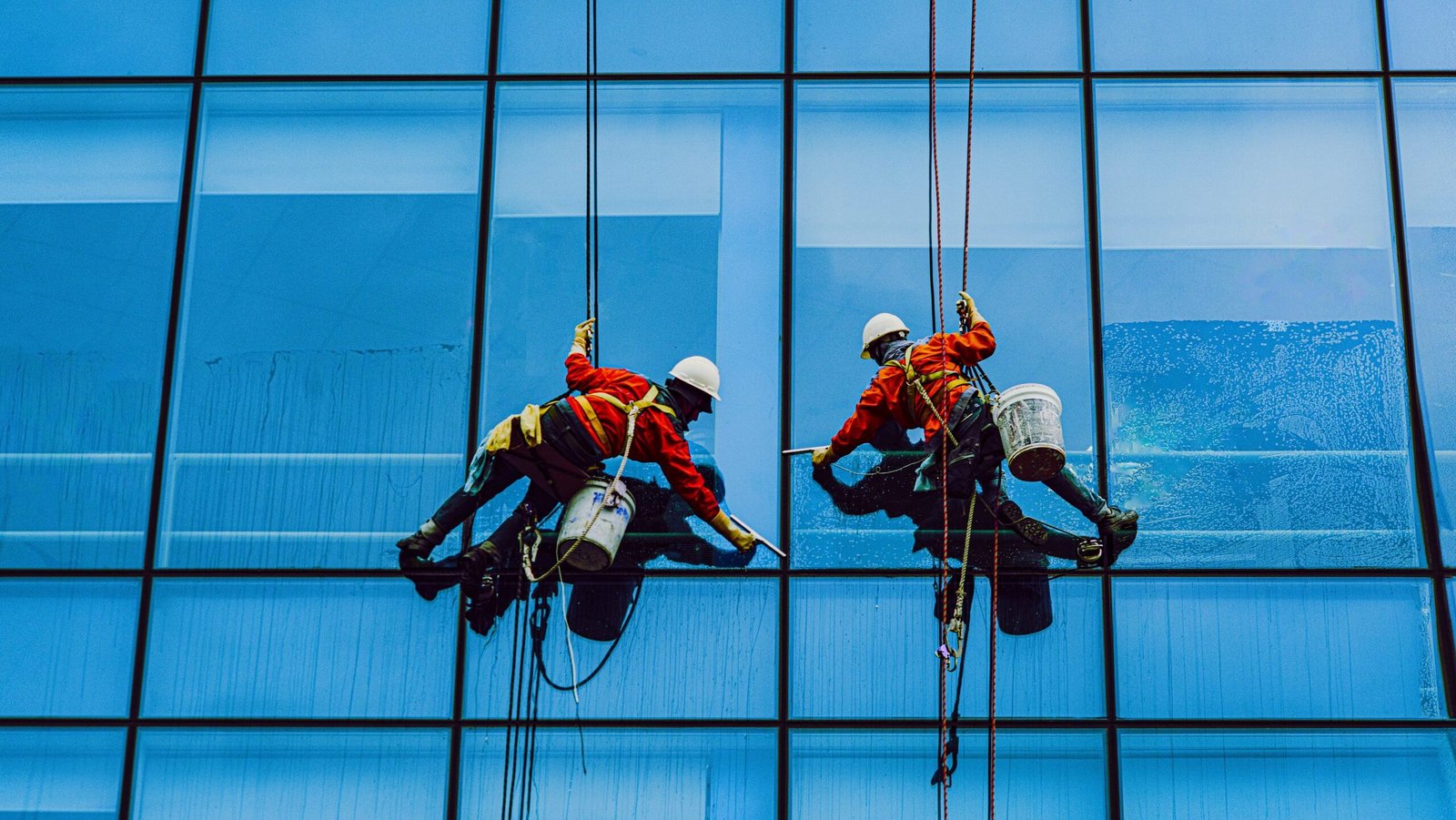 Dos profesionales en trabajos en altura, garantizan su seguridad mediante un adecuado equipo de protección personal, reduciendo significativamente su factor de caída.