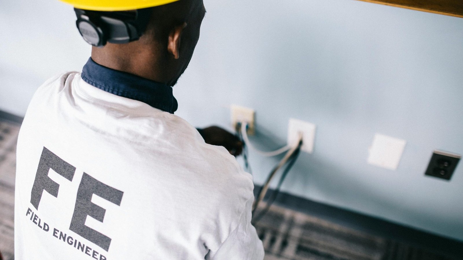 Trabajador de prevención de riesgos eléctricos evaluando la intensidad de la corriente alterna.