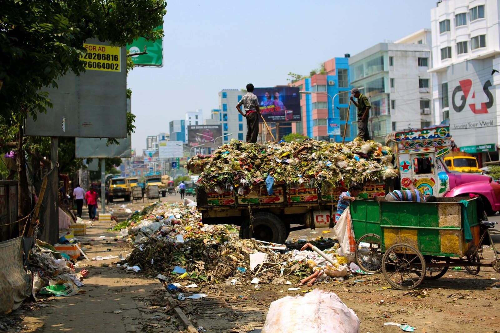 Recolectores de basura, recolectando de forma incorrecta los residuos sólidos en Perú