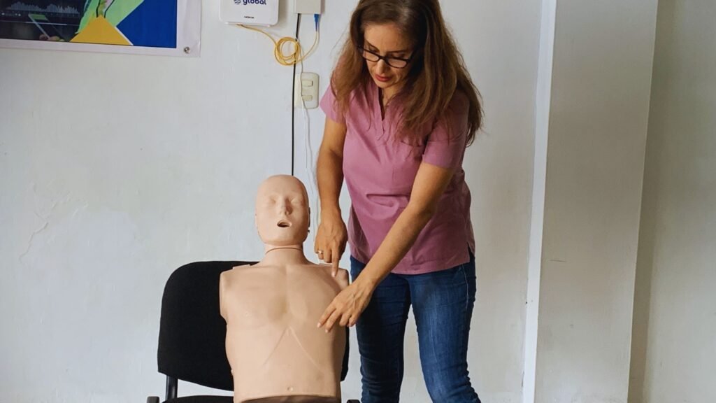 Doctora Lilian Saavedra Sevillano indicando con una maqueta acerca de los primeros auxilios en SST para la Zona Registral N° IV